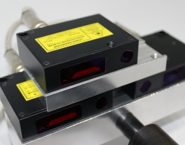 Laserowy czujnik triangulacyjny do systemów CNC Przemysłowy laserowy czujnik triangulacyjny do bezkontaktowego pomiaru przemieszczenia i wymiarów w systemach CNC i zautomatyzowanych systemach produkcyjnych, z dostawą na całym świecie