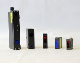 Laserowy czujnik triangulacyjny do systemów CNC Przemysłowy laserowy czujnik triangulacyjny do bezkontaktowego pomiaru przemieszczenia i wymiarów w systemach CNC i zautomatyzowanych systemach produkcyjnych, z dostawą na całym świecie