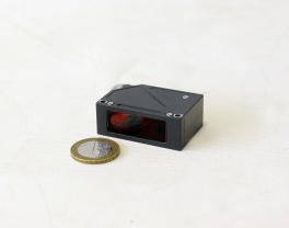 Laserowy czujnik triangulacyjny do systemów CNC Przemysłowy laserowy czujnik triangulacyjny do bezkontaktowego pomiaru przemieszczenia i wymiarów w systemach CNC i zautomatyzowanych systemach produkcyjnych, z dostawą na całym świecie
