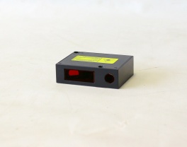 Laserowy czujnik triangulacyjny do systemów CNC Przemysłowy laserowy czujnik triangulacyjny do bezkontaktowego pomiaru przemieszczenia i wymiarów w systemach CNC i zautomatyzowanych systemach produkcyjnych, z dostawą na całym świecie
