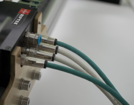 System pomiaru grubości System pomiaru grubości do precyzyjnej bezkontaktowej kontroli materiałów arkuszowych z dostawą na całym świecie